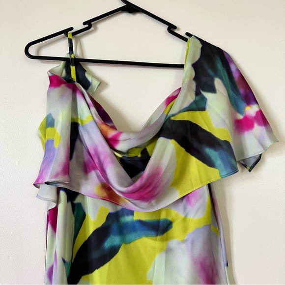 💕 Host Pick 💕 Charlie Brown Floral Satin Dress - Picture 3 of 5